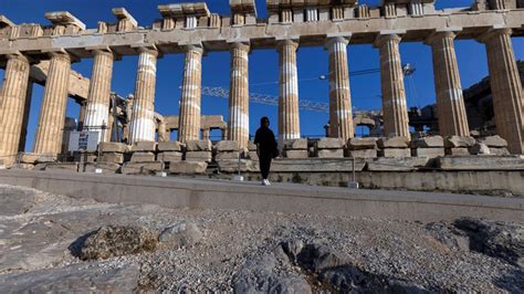 A­t­i­n­a­’­n­ı­n­ ­s­e­m­b­o­l­ü­ ­A­k­r­o­p­o­l­i­s­­e­ ­k­i­l­i­t­:­ ­S­ı­c­a­k­ ­h­a­v­a­ ­k­o­m­ş­u­d­a­ ­t­u­r­i­z­m­i­ ­v­u­r­d­u­